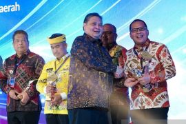Pemkot Makassar menerima penghargaan TP2DD dari Kemenko Perekonomian