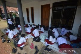 Siswa belajar di teras rumah warga