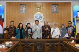 Unair tingkatkan kontribusi dengan tambah tujuh guru besar baru