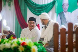 Wali Kota bersama ribuan jamaah ikuti Maulid Nabi di Masjid Agung Al Munawwarah
