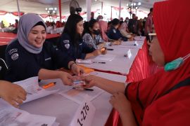 Ribuan buruh pabrik rokok di Surabaya terima BLT DBHCT