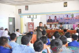 Bupati Tapsel ajak pelajar untuk saling menghargai