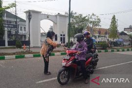 Dinkes Batanghari bagikan masker ke warga untuk respons kabut asap