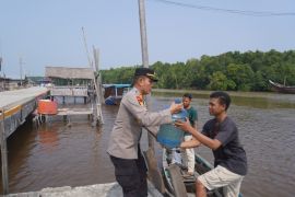 Polsek Bukit Batu bagi air bersih ke 300 kepala keluarga