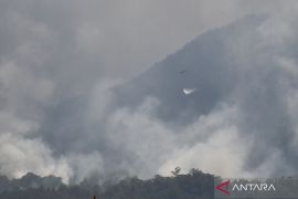 Pemadaman Gunung Lawu dengan water bombing
