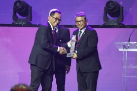 Rektor UI terima penghargaan Apresiasi Kemitraan dari Kemenhub