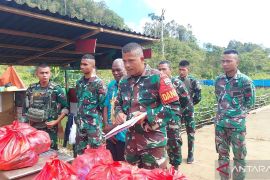 Satgas Yonif 133/YS semarakan HUT ke-78 TNI dengan membagikan sembako