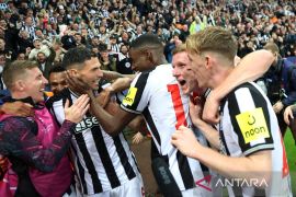 Fabian Schar absen tiga bulan, krisis bek tengah hantam Newcastle jelang lawan Wolves