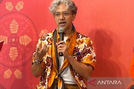 Tips padu padan pakaian batik ala Didiet Maulana
