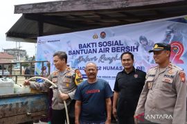 Polres Mukomuko bagikan air bersih kepada warga di daerah kekeringan