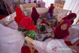 Membatik massal dalam rangka Hari Batik