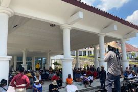 Ratusan warga Kecamatan Batukliang geruduk Kantor DPRD Lombok Tengah