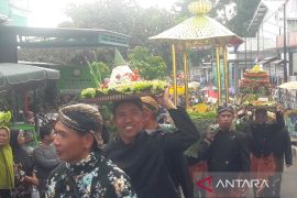 Turis terpikat dan banjiri kirab 1.000 tumpeng