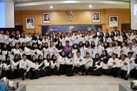 Gubernur Serahkan SK Pengangkatan PNS dan PPPK, serta Anugerahi 32 PNS Tanda Jasa Karya Satya