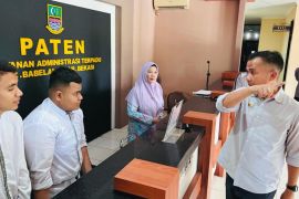 Bey Triadi sidak ke Babelan Bekasi pastikan bantuan air bersih dan pelayanan