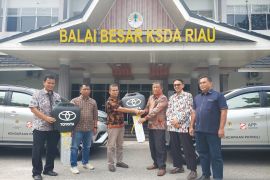 APP Sinar Mas serahkan 2 kendaraan patroli ke BBKSDA Riau