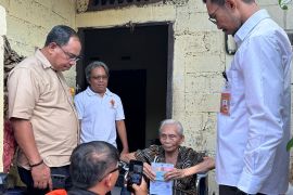 Penyaluran bansos sembako "door to door" bantu warga