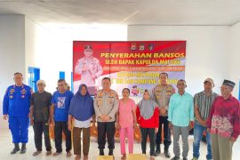 Kapolda Maluku salurkan ratusan bantuan sosial ke pada masyarakat pesisir Seram Bagian Timur
