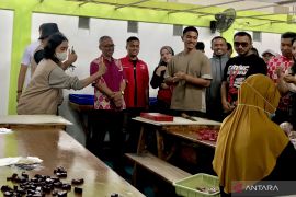 Kaesang dukung UMKM "naik kelas" ketika kunjungi pabrik dodol dan kulit di Garut