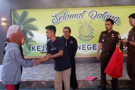 Kejaksaan Negeri Sanggau hentikan perkara kasus pencurian 101 tandan buah sawit