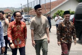 Kaesang silaturahmi ke kiai dan santri 2 ponpes di Jawa Barat