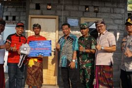 Pj Bupati Buleleng serahkan hasil bedah RTLH tekan kemiskinan ekstrem