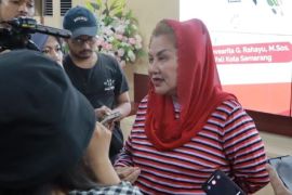 "Water Bombing" bantu padamkan kebakaran TPA Jatibarang