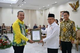 Ma'aruf Amin beri penghargaan Pemkab Tapin terkait stunting