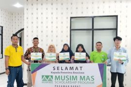 Peduli pendidikan, PT Agrowiratama Pasbar bantu enam mahasiswa kuliah di perguruan tinggi