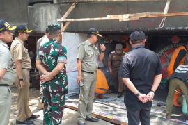 Jakbar tertibkan gubuk liar di kolong Jalan S Parman