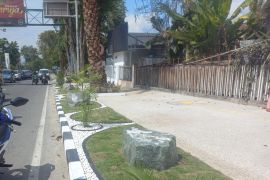 Taman mini yang ada di sudut-sudut perempatan Jalan Sam Ratulangi dan Jalan S. Parman Kota Palu Page 1 Small