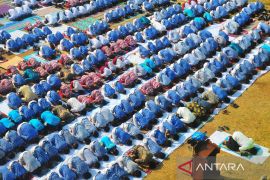 Guru dan siswa lakukan Shalat Istisqa di Kudus