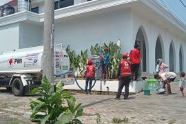 PMI Jember distribusikan air bersih 260.000 liter ke daerah kekeringan
