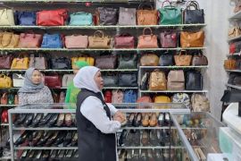 Gubernur Khofifah belanja produk kerajinan kulit di Magetan