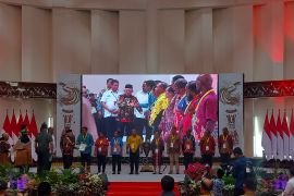 Wapres  Ma'ruf Amin serahkan 102 sertifikat tanah PTSL kepada masyarakat Papua