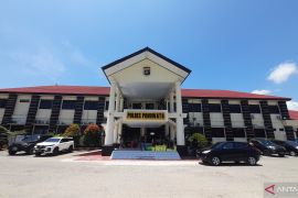 Oknum polisi diamankan setelah mengigit telinga teman perempuannya