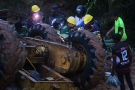 Terjepit alat berat grader, tiga pekerja meninggal di Aceh Jaya