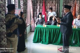 Ketua Bawaslu Labura lantik PAW Panwascam Kualuhleidong