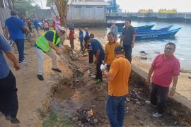 ASN Pemkot Sorong bersihkan Kawasan Pantai Doom