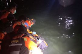 Tim SAR menemukan pria yang jatuh dari jembatan dalam kondisi meninggal