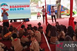 Perpustakaan keliling dukung Road Show Bus KPK di Sumbar
