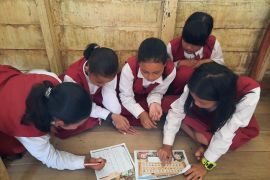 Dongeng hingga bernyanyi: Cara pelajar mengenal bahaya karhutla sejak dini