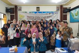 Ubaya dan UKWMS latih warga Desa Duyung Mojokerto olah ubi jadi mi