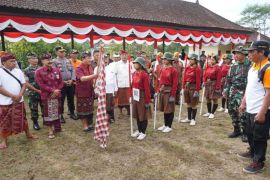 Bupati Gede Dana melepas Peserta Napak Tilas perjuangan I Gusti Ngurah Rai Rangkaian HUT ke-78 RI