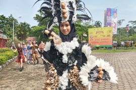 Perancang dari Sambas daur ulang barang bekas jadi busana nusantara