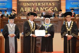 Unair anugerahi Khofifah Indar Parawansa gelar Honoris Causa
