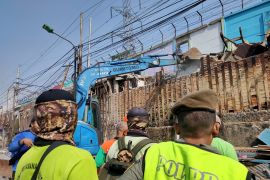 Ratusan petugas bongkar bangunan liar prostitusi di Jakarta Barat