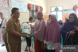 Pemkot Pangkalpinang kembali salurkan bantuan beras cadangan pangan di Kelurahan Taman Bunga