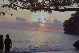 Pantai Enu menawarkan pesona sunset yang memukau Page 1 Small