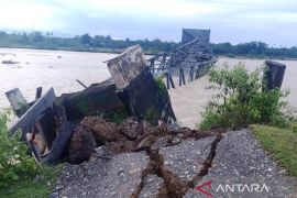 Jembatan di Nagan Raya ambruk diterjang arus sungai, ratusan warga terdampak
